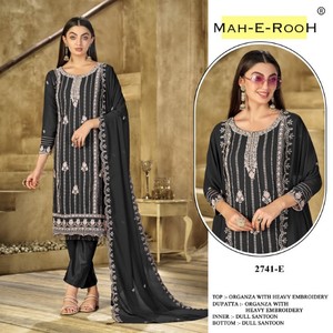 Costume élégant de créateur Salwar avec broderie séquentielle et élégant Khatli détaillant une tenue traditionnelle parfaite pour les mariages - Product Image 4