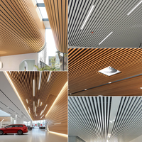 Grille de plafond en aluminium ignifuge sur mesure, à grain de bois, en forme de U, pour centres commerciaux et hôtels