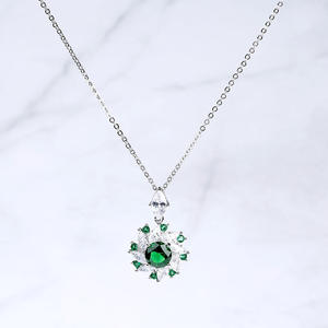 สร้อยคอเพชรทรงกลมเจลิยา ฮาโล ทำจากเงินสเตอร์ลิง - Product Image 5