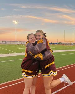 Chaqueta universitaria de lana High Street 100% para mujer, manga de cuero genuino, bordado de chenilla personalizado, letras de béisbol, OEM de invierno - Product Image 2