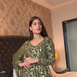 คุณภาพสูง lehenga ชอลิ faux georgette พร้อมลําดับเย็บปักถักร้อยหนักทํางานกับแขนเย็บปักถักร้อยราคาขายส่ง - Product Image 1