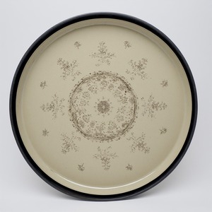 Placa de cargador Art Deco ligera de hierro remolino dorado con bordes giratorios y encanto festivo moderno para mesas lujosas - Product Image 3