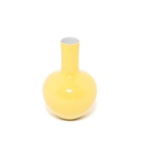 Vase à fleurs en métal jaune mat de style moderne du milieu du siècle, style nordique, col cannelé, forme d'oignon, décoration d'intérieur, poterie, ornement, pot à fleurs - Product Image 3