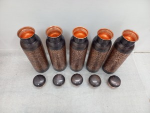 Bouteille d'eau antique en cuivre pur gravé de 1000ml, conception ayurvédique artisanale, gravures complexes, sans verres écologiques - Product Image 3