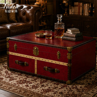 Coffre de rangement vintage en similicuir bordeaux avec garniture en bois et quincaillerie antique, transformable en table basse, pour salon ou hôtel