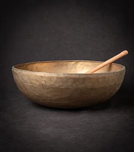 Le bol a une forme simple et arrondie et présente un motif décoratif gravé autour de son bord - Product Image 4