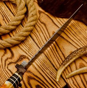 Couteau Bowie en acier Damas fait main, lame incurvée partiellement dentelée, manche en os turquoise, étui - Survie, chasse, plein air - Product Image 4