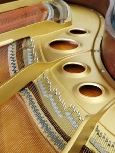 Piano à queue Yamaha G5E marron, excellent état, livraison rapide, finition élégante, touches lisses, fabriqué au Japon G5 - Product Image 3