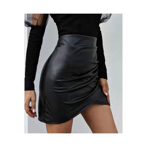 กระโปรงหนังเทียมเอวสูงสีดำเงางามพร้อมดีเทลจับจีบและซิปด้านหลัง - Product Image 2