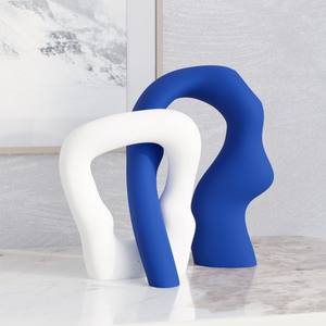 Jarrón Minimalista de Cerámica con Siluetas Intrincadas, Jarrón de Mesa Blanco y Azul Hecho a Mano para Decoración del Hogar - Product Image 2