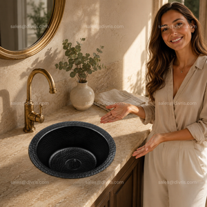 Fregadero de Cocina DIVRIS de Aluminio Negro Martillado a Mano, de un Solo Tazón, Cuadrado, Diseño Moderno, Acabado Pulido, con un Solo Orificio, 12 Pulgadas - Product Image 4