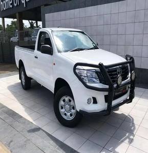 Camioneta Pickup Toyota Hilux Seminueva Diésel 4x4 de Alto Rendimiento con Volante a la Derecha, Asientos de Piel y Cámara — En Stock para Envío Rápido - Product Image 3
