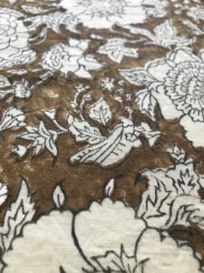 Tissu en coton imprimé à la main, motif floral classique indien Mughal en contour, en brun et ivoire - Product Image 3