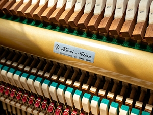 Piano droit Kawai US50 en stock, livraison rapide. Piano droit robuste pour une utilisation à long terme, pour scène et studio. Occasion. - Product Image 3