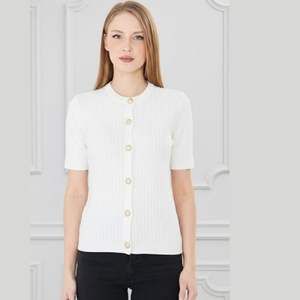 เสื้อคาร์ดิแกนแขนสั้นผู้หญิง ดีไซน์หรูหรา สวมใส่สบาย ระบายอากาศได้ดี ผ้าถักลายริบ ทรงเข้ารูป ติดกระดุม  เสื้อถักสำหรับฤดูร้อน  ทันสมัยสำหรับสุภาพสตรี - Product Image 1