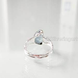 Bague pour femme en argent sterling 925 avec pierre brute naturelle d'aigue-marine martelée, pierre de naissance de mars - Product Image 6