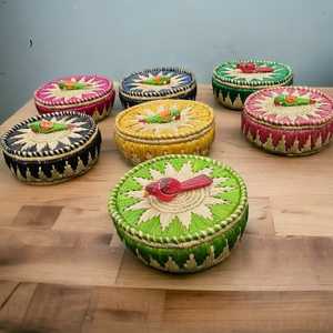 Panier en osier élégant tissé à la main herbe de lune naturelle écologique multicolore avec couvercle prix de gros pour boîte de rangement domestique emballée - Product Image 5