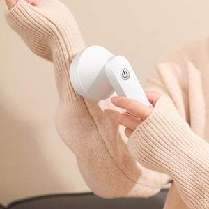Quitapelusas Eléctrico Portátil Recargable de Tela Blanca para Suéteres y Ropa, Cuchilla de Acero Inoxidable, Carga USB, 10 Horas de Autonomía - Product Image 4