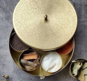 Boîte Masala en laiton faite à la main avec conteneur en métal de stockage et cuillère outils d'herbes et d'épices pour la maison cuisine décor mariages - Product Image 5