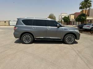 Nissan Patrol V6 GCC AWD Euro6 Sièges en cuir d'émission ACC Cruise Control R16 Taille des pneus Direction gauche 2021 d'occasion - Product Image 3