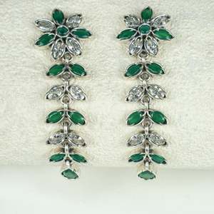 Elegante Juego de Collar y Aretes de Plata Ayushi con Esmeralda Semipreciosa y Circonita en Forma de Flor y Pétalos para Bodas - Product Image 6