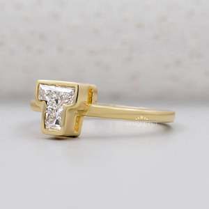 Anillo de Diamante Cultivado en Laboratorio en Oro Amarillo con Letra T, Corte Bezel, Claridad EF/VS, Certificado IGI, Anillo de Compromiso Unisex, Anillos de Diamante Únicos - Product Image 3