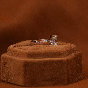 Anillo de compromiso con ajuste de Halo oculto de diamante cultivado en laboratorio de corte radiante, anillo de regalo para mujer con acento de estilo moderno chapado en oro sólido de 18 quilates - Product Image 3