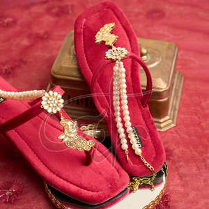 Kolhapuri para Mujer, Color Granate, Hecho a Mano con Intrincados Detalles, Forma de Mariposa Delicada, Toque Único y Elegante, Antideslizante, Natural - Product Image 3