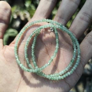 สร้อยคอเพอริดอทสีเขียว ลูกปัดทรงรอนเดลเหลี่ยมเพชรพลอยขนาด 3 มม. สร้อยคอหยกประดับอัญมณี สร้อยคอแบบโชคเกอร์ทำมือ ของขวัญสำหรับเธอ - Product Image 2