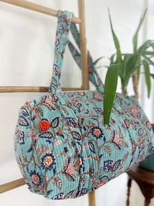 Sac de sport et de voyage matelassé en coton, bleu ciel et orange, avec motif floral imprimé à la main, écologique, durable et robuste, idéal pour le yoga - Product Image 3