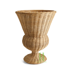 Urne à pieds en osier beige Vase en rotin côtier moderne pour décoration florale Variété de conception OEM dans l'usine artisanale HNH - Product Image 1