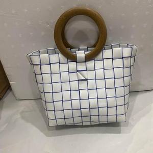 Venta al por mayor de bolsas de plástico reciclado a la moda hechas a mano en Vietnam cierre de cremallera bordado y decoración de cuentas - Product Image 6