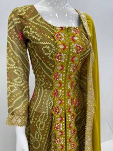 Colección tradicional de ropa de mujer con elegante impresión digital y secuencia de bordado trabajo en tela pesada de imitación Georgette - Product Image 3