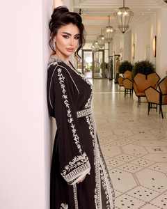 Très beau caftan marocain traditionnel musulman en tissu georgette de soie pour les fêtes - Product Image 6