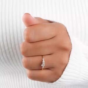 Bague en diamant de laboratoire à trois pierres taille ovale 2.0 CTW trilogie bague de fiançailles en diamant ovale 14k bague de mariée de mariage en or massif - Product Image 6