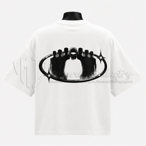Camiseta blanca de manga corta para hombre con estampado de letras negras en el puño derecho, corte regular, estilo casual, tela de jersey 100% algodón - Product Image 2