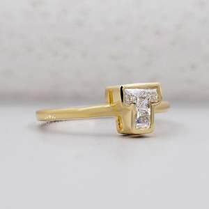 Anillo de Diamante Cultivado en Laboratorio en Oro Amarillo con Letra T, Corte Bezel, Claridad EF/VS, Certificado IGI, Anillo de Compromiso Unisex, Anillos de Diamante Únicos - Product Image 2