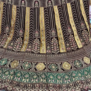 Lehenga de terciopelo glorioso con trabajo pesado de Jarkan, estilo de pasta de corte Rajwadi, lata doble de Choli largo y borde de cuatro lados Dupatta - Product Image 5