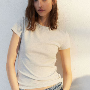 T-shirt doux pour femmes avec impression personnalisée chemise confortable de vente chaude pour les femmes impression bouffante de décoration de bouton - Product Image 1