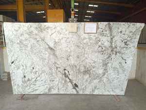 Losa moderna de granito blanco Monalisa, acabados de superficie pulidos con chorro de arena - Product Image 6