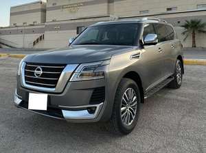 Patrol V8 City LE 2021-2022 Usado, Sedán a Gasolina, Tracción en las Cuatro Ruedas, Asientos de Cuero, Interior Oscuro, Neumáticos R18, Techo Solar Panorámico Automático, Cámara Trasera de 360° - Product Image 3