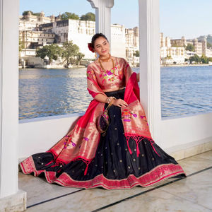 Lápiz de seda satinada de diseñador, estampado floral de invierno, retoque de cintura natural, Colección Paithani - Product Image 1