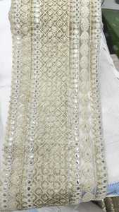 Bordure de travail en miroir sur mesure et dentelle brodée à la machine brodée de séquences florales et de couleur blanche pour robe de mariée. - Product Image 3