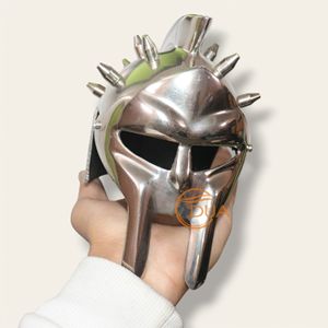 Superbe Miniature Artisanale en Métal de Gladiateur, Sculpture d'Armure Élégante Plaqué Argent avec Impression UV et Technique de Polissage - Product Image 4