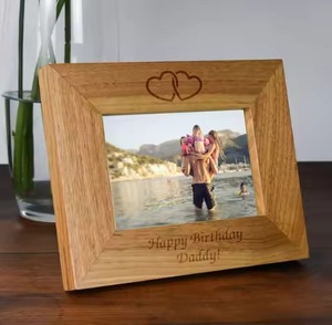 Cadre photo en bois créatif avec des motifs sculptés à la main, finition lisse et brillante polie à la main avec soin - Product Image 4