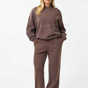 Dernier modèle de survêtement d'hiver pour femmes de grande taille, confortable à capuche et respirant, prix de gros - Product Image 1