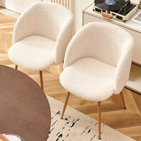 Ensemble de table à manger ronde en MDF avec base cylindrique cannelée de style moderne du milieu du siècle avec chaise de salle à manger à dossier rond en tissu pour dîner 4 personnes