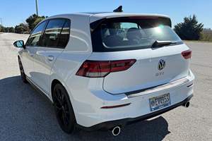 Volkswagen GTI 380 S 2024 d'occasion en parfait état ~3 800 milles, boîte manuelle 6 vitesses, blanc opale nacré, faible kilométrage - Product Image 4
