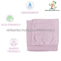 Couverture en tricot doux pour bébé 100% coton Conception à œillets Taille personnalisée et plusieurs couleurs Enveloppe légère et confortable pour les nouveau-nés