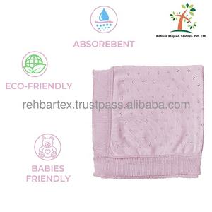 Couverture en tricot doux pour bébé 100% coton Conception à œillets Taille personnalisée et plusieurs couleurs Enveloppe légère et confortable pour les nouveau-nés - Product Image 3